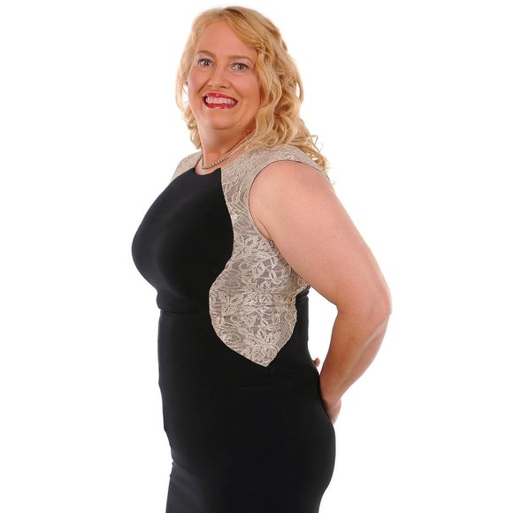 Hi I am Cindy welcome to my closet! - Picture 3 of 3